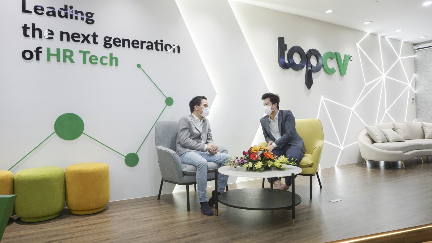 Đại diện TopCV và Edupia trao đổi, làm việc sau buổi ký kết