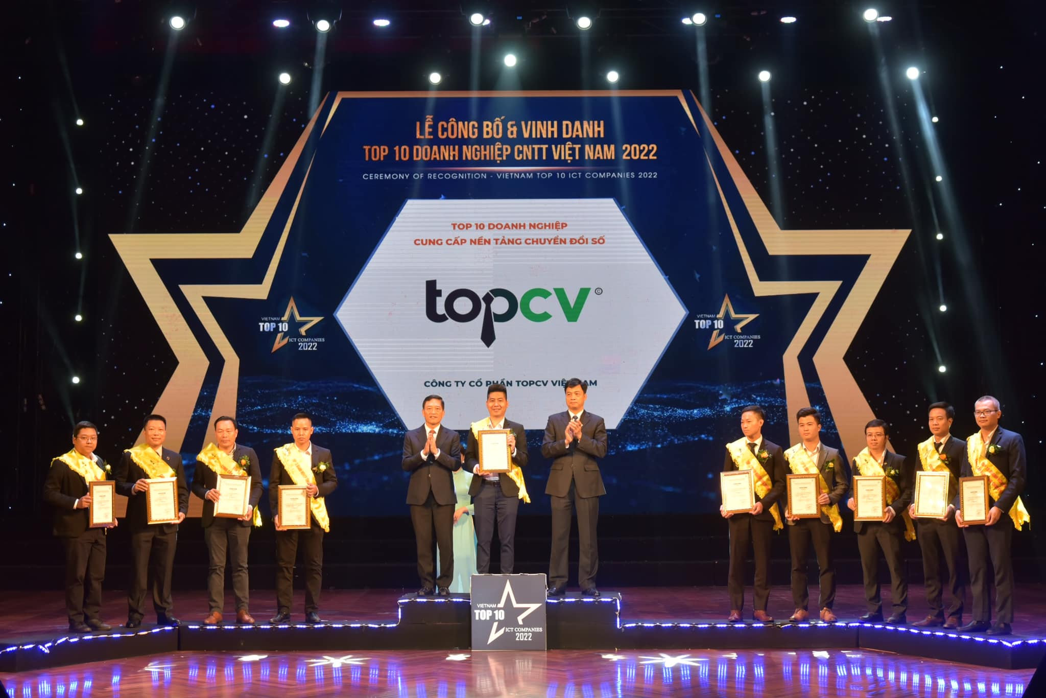 TopCV nhận cú đúp giải thưởng Top 10 Doanh nghiệp Công nghệ thông tin Việt Nam 2022