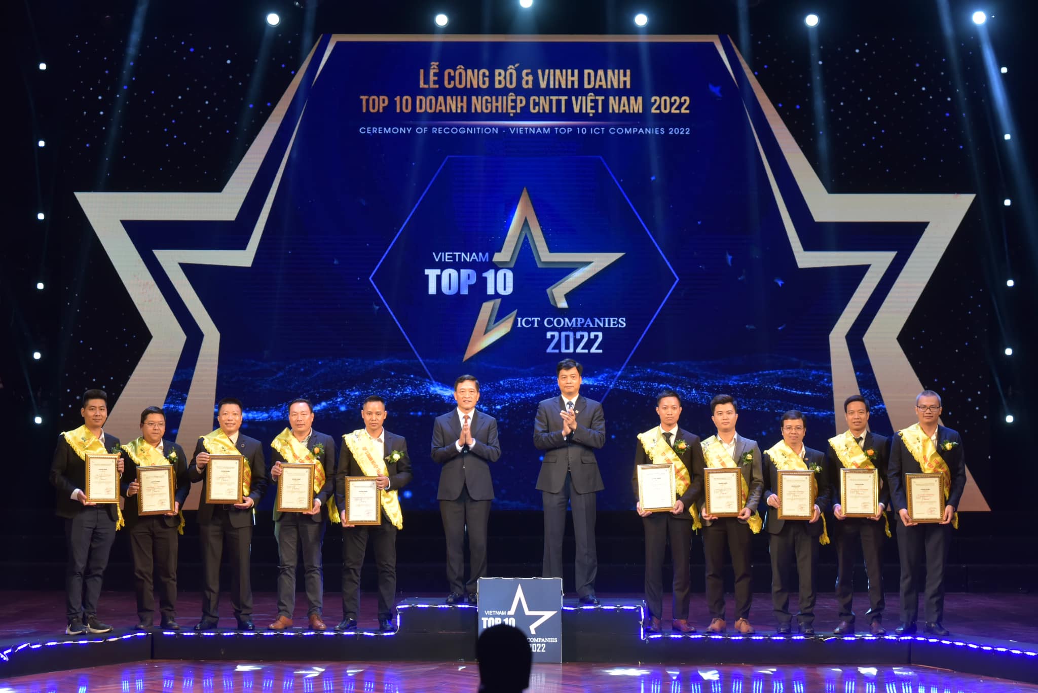 TopCV nhận cú đúp giải thưởng Top 10 Doanh nghiệp Công nghệ thông tin Việt Nam 2022